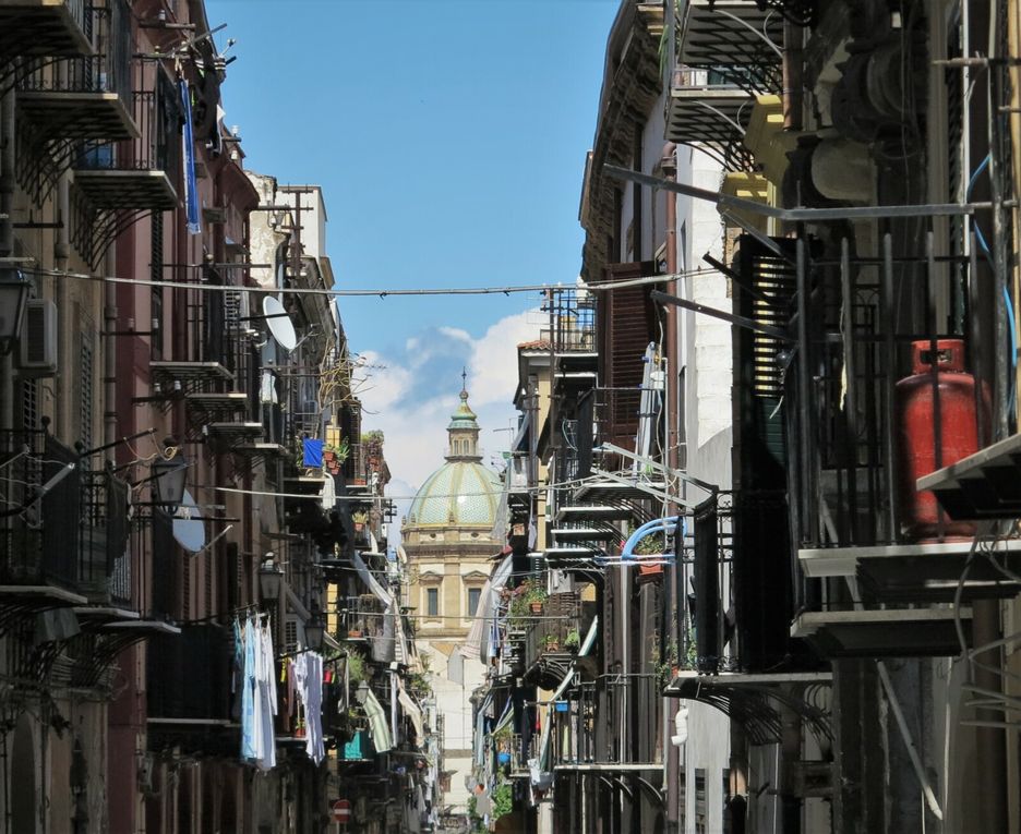 Bien sûr, il y a les dômes, les cariatides, les monuments avec ce style incroyable, arabo-normand (  la piccola cuba, avant-dernière dia ). Mais aussi les rues étroites avec  les étals et placettes de marché, le Capo étant le plus populaire et le plus intéressant.