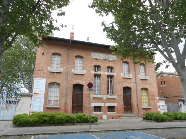 l'ensemble de l'école à gauche les garçons, à droite les filles, en haut la direction