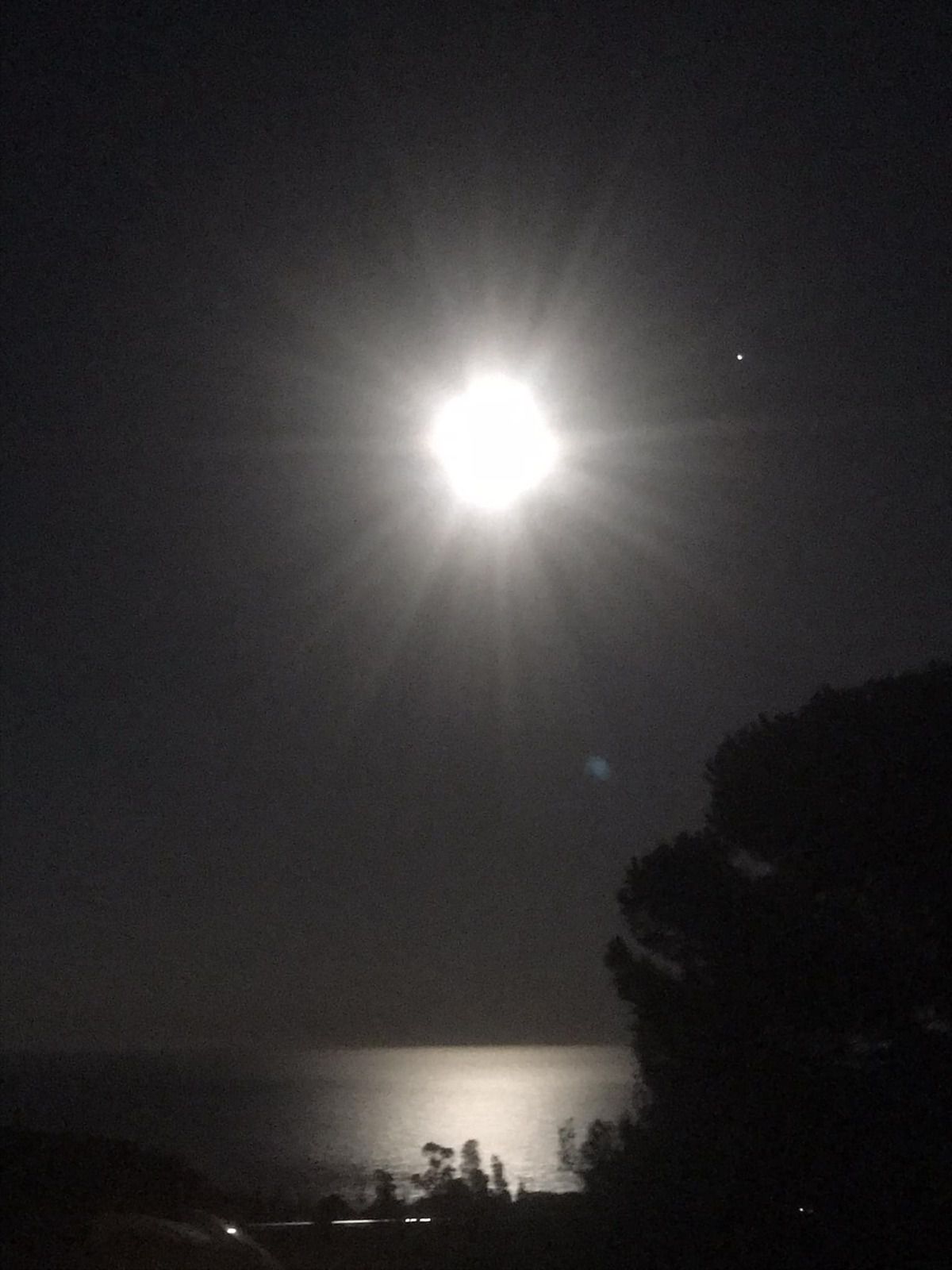 La luna piena - quasi - di notte (foto di Maurizio Crispi)