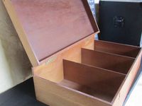 N°12- Grande boîte en bois,40 x 69 x 20 cm, trois compartiments intérieurs, fermée par deux loquets en laiton, plaque émaillée carrée.