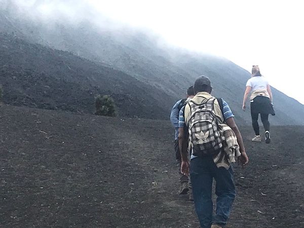 Peu aprés  cet arrêt  nous entrons dans la zone des coulées de laves - le cône quant à lui est dans la brume - Ici , en compagnie de notre accompagnateur  local notre charmante guide Laure qui nous accompagnera sur tout le voyage