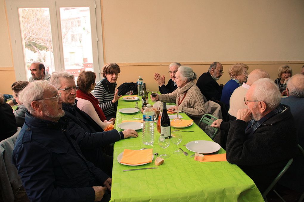 Le repas dans une salle presque trop petite, où des parents se sont joints aux anciens.