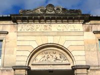 Sur la façade du porche de l'ancien hôpital (rue Jeanne d'Arc)