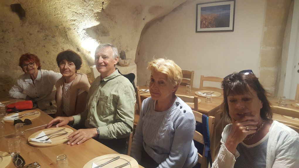 Matera et ses sassis, repas dans une cave de maison, exemple d'aménagement des maisons avec citerne et les glaces !!!!