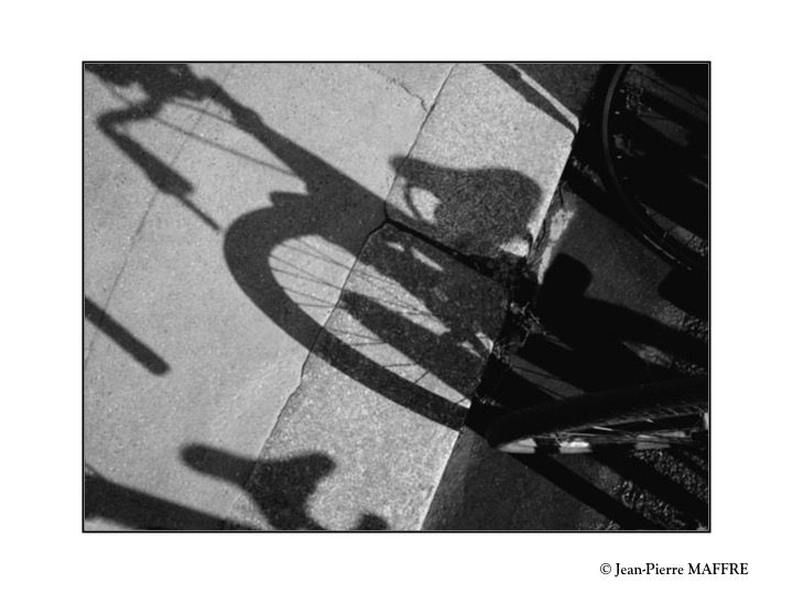 Jeu d'ombres et de lumière sur des vélos