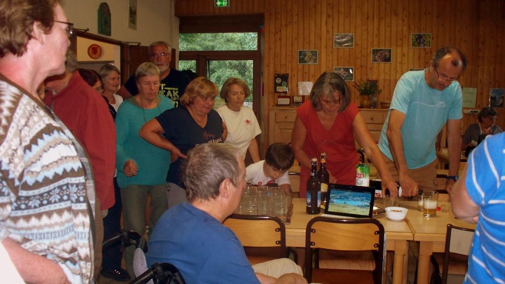 Vers 19h30, apéro ! On chante toujours "verre en haut, verre en bas...."