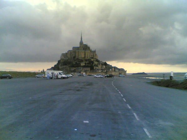 Voil&agrave; &agrave; la d&eacute;couverte d'un PAYS : LA BRETAGNE ! pays merveilleux et magique... j'avoue tr&egrave;s sinc&egrave;rement en &ecirc;tre tomb&eacute; amoureuse ! Pays de Merlin l'enchanteur... pays de l&eacute;gende et de f&eacute;es... o&ugrave; tout peut vous arriver au d&eacute;tour d'un arbre gigantesque ou d'une m&eacute;galite..... ahhhhhhhhhh que c'est beau ! Quelle merveille !!<br />Et le Mont Saint Michel : Wouhaouuuuuuuuuuu !!! impressionnant !! titanesque ! que du bonh