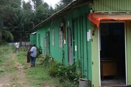 Yeteem Children and Destitute Mothers Fund, Asko (quartier périphérique à l'Ouest d'Addis), de l'autre côté de Wingate (porte vers l'autoroute). Difficile d'accès en ce moment car une route est en construction...