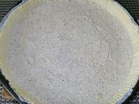 3 - Etaler la pâte feuilletée et la piquer à la fourchette. Disposer sur le fond de tarte la préparation à la noix, égaliser, puis étaler en couche la préparation à la crème de café. Enfourner la tarte pour une vingtaine de minutes environ. Pendant le temps de cuisson préparer la garniture en mélangeant dans un récipient les noix grossièrement concassées, la confiture de lait et un jaune d'oeuf. Au bout de 20 mn de cuisson, sortir la tarte du four, répartir sur le dessus la garniture aux noix concassées et enfourner à nouveau pour 7 à 8 mn environ en surveillant. La pâte doit finir de bien gonfler et dorer.