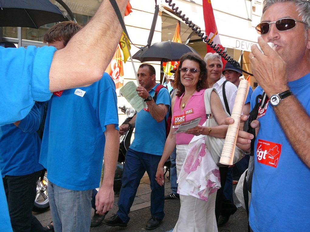 Journée FDG dans les Alpes Maritimes: images de la manifestation EDF et pour les sans papiers à Cannes.