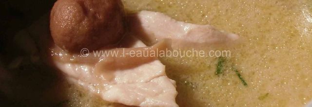 Potage Épicé De Poulet Et De Champignons Au Lait De Coco