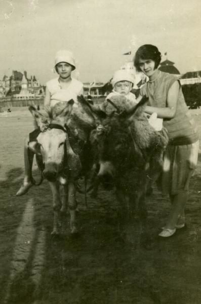 En 1927, naquit prématurément à 7 mois un petit garçon qui survécut miraculeusement. Après une enfance difficile, il devint spahi et mourut à l'âge de 65 ans.




























