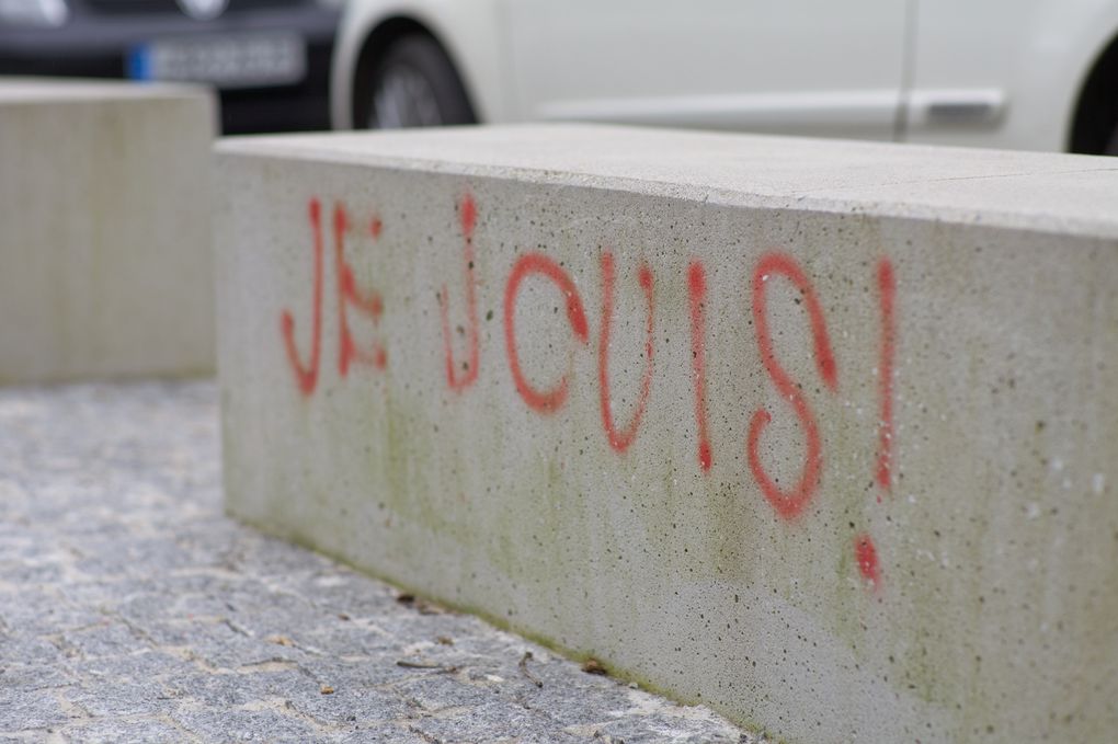 La place de la Liberté, au centre-ville de Brest est ravagée : vitrines brisées, véhicules en stationnement dégradés, etc.