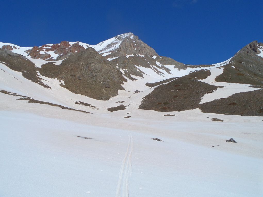 départ des Chalets de l'Izoard (2200m) et montée à ski de fond (avec 1/2 peaux) jusqu'au Col Ourdéis (2420m) puis traversée jusqu'au pied du Col des Peygus ! un régal !