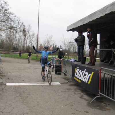 Victoire de Valentin Cosnier (CCC) au cyclo-cross de Pech David (31)