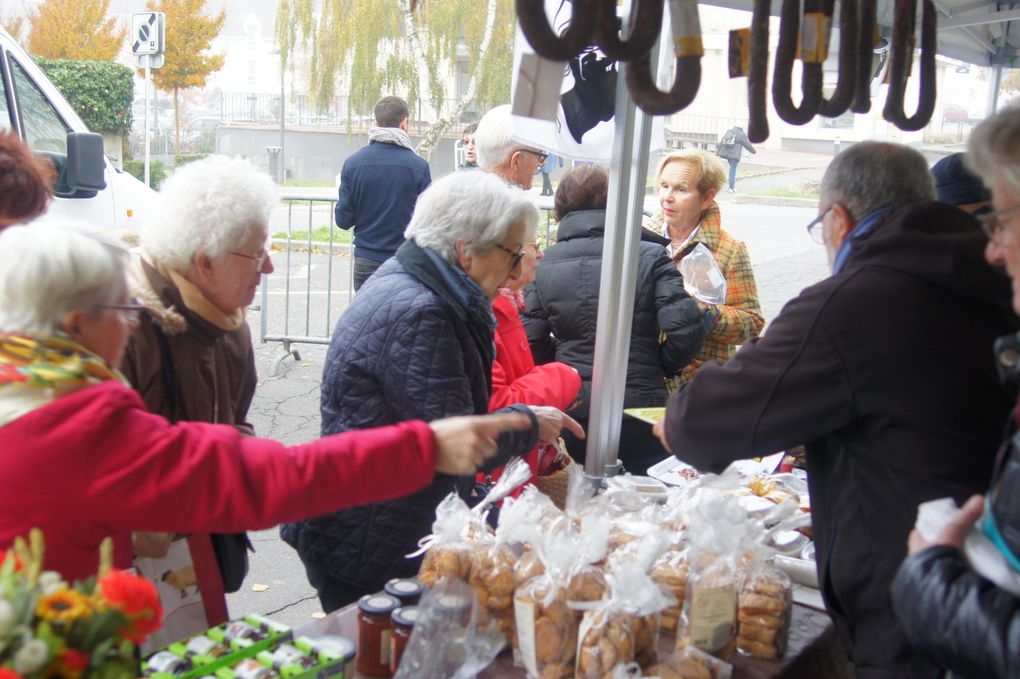L'Amicale des Corses et amis de la Corse en Touraine en plein travail sur le marché de Saint Avertin le 14 novembre 2018. Beaucoup de monde pour déguster et acheter les produits représentatifs de la gastronomie Corse