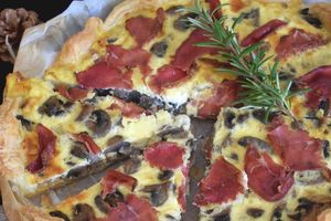 Tarte aux champignons de Paris et bresaola