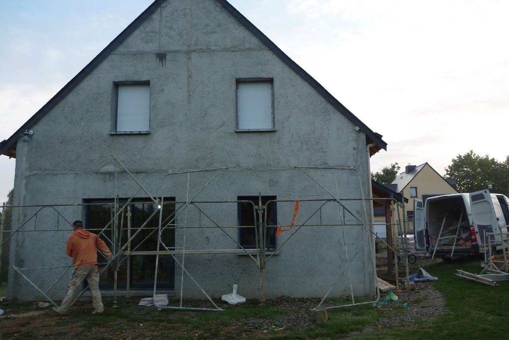 La structure de la maison , les murs en composite bois-ciment