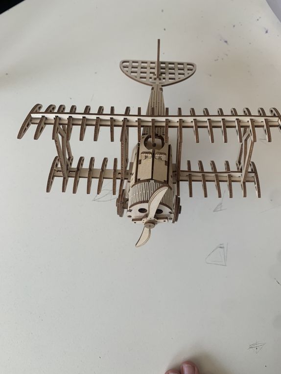 🎉 Dernier cours de l’option BIA : une maquette et un goûter pour clôturer l’année en beauté ! ✈️🍰