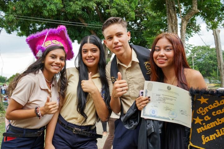 Alcaldesa Ana González encabezó acto de graduación de 230 bachilleres de la U.E.N. Abdón Calderón en Naguanagua