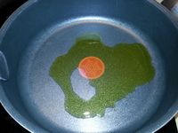 2 - Découper les 4 calamars destinés à la farce en petits morceaux. Dans une poêle verser la moitié de l'huile d'olive et faire blondir le hachis d'oignon et d'ail. Ajouter les calamars en morceaux et laisser rissoler 5 mn. Ensuite réunir dans un saladier le contenu de la poêle avec la préparation de mie de pain, les morceaux de jambon, l'oeuf, et assaisonner avec le sel et le poivre. Mélanger à la fourchette.
