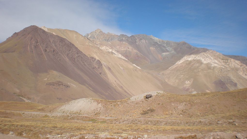 La Cordillère des Andes, et ses trésors de nature aux imposants paysages minéraux : l'Aconcagua, l'un des plus hauts sommets du monde, et les sites préhistoriques d'Ischigualasto et Talampaya, déserts de roches inscrits au patrimoine mondial de