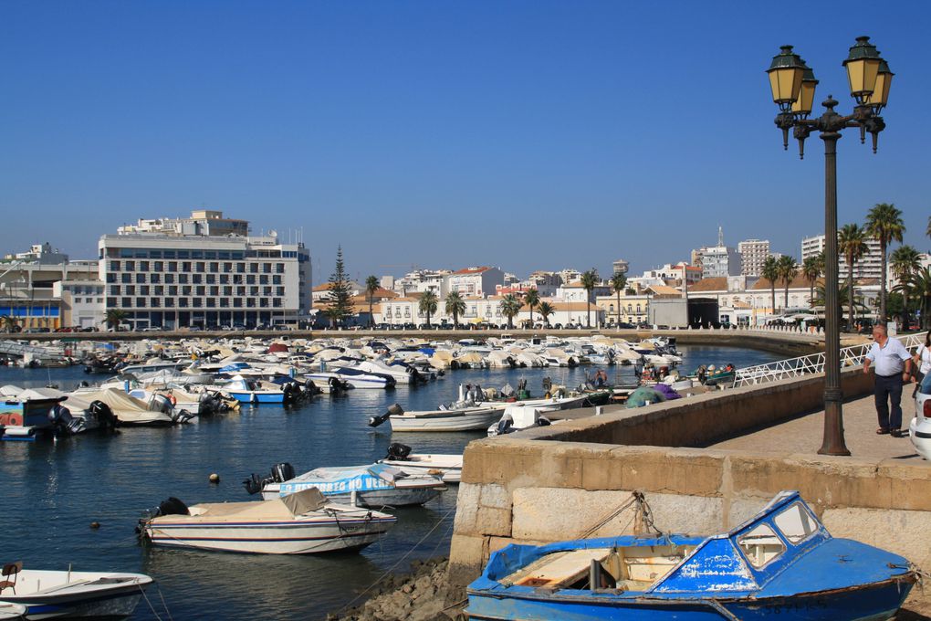 admirable villages à l'est et côte formidable à l'ouest