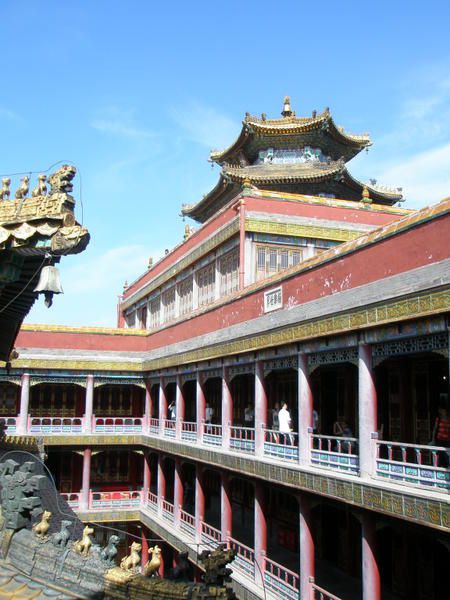 La première partie des photos montrent le magnifique parc impérial de Chengde avec son ancien palais d'été. La seconde partie des photos est consacrée aux temples lamaïques, situés tout près du parc, en fait. Ils sont immenses, je n'ai donc p