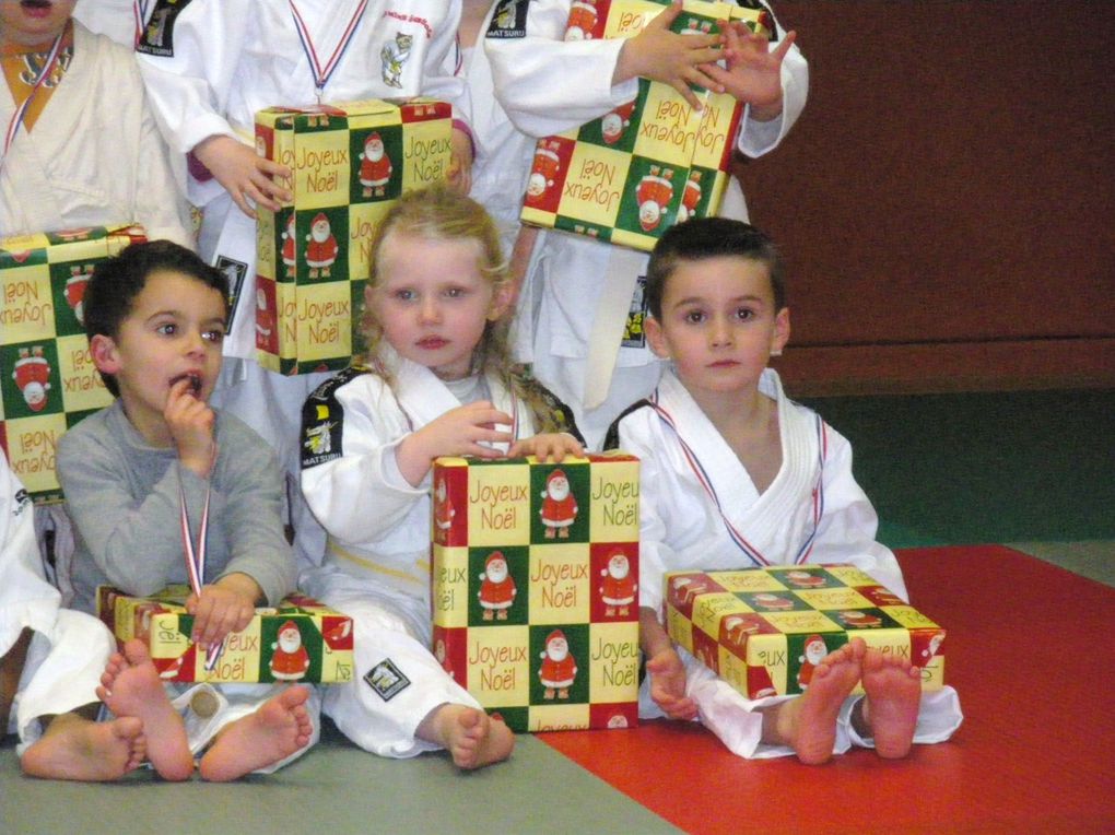 Dur de prendre Titouan en photo avec le Père Noël cette année, mais au judo il n'a pas pu y échapper et il était tout heureux de se voir remettre une médaille et un cadeau (un coffret de pate à modeler).