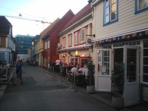 Une des rues dans lesquelles je voulais particulièrement repasser durant ma balade du soir, parce que ça m'avait marqué : partout, des restaurants à l'américaine ! Apparemment il n'y en avait qu'un seul avant, mais il a eu tellement de succès que d'autres sont venus s'installer autour avec le temps. À la base je comptais essayer de manger ici, mais à 22€ le hamburger non merci ! L'ambiance est plutôt sympa par contre, avec de la musique dans la rue, tout ça...