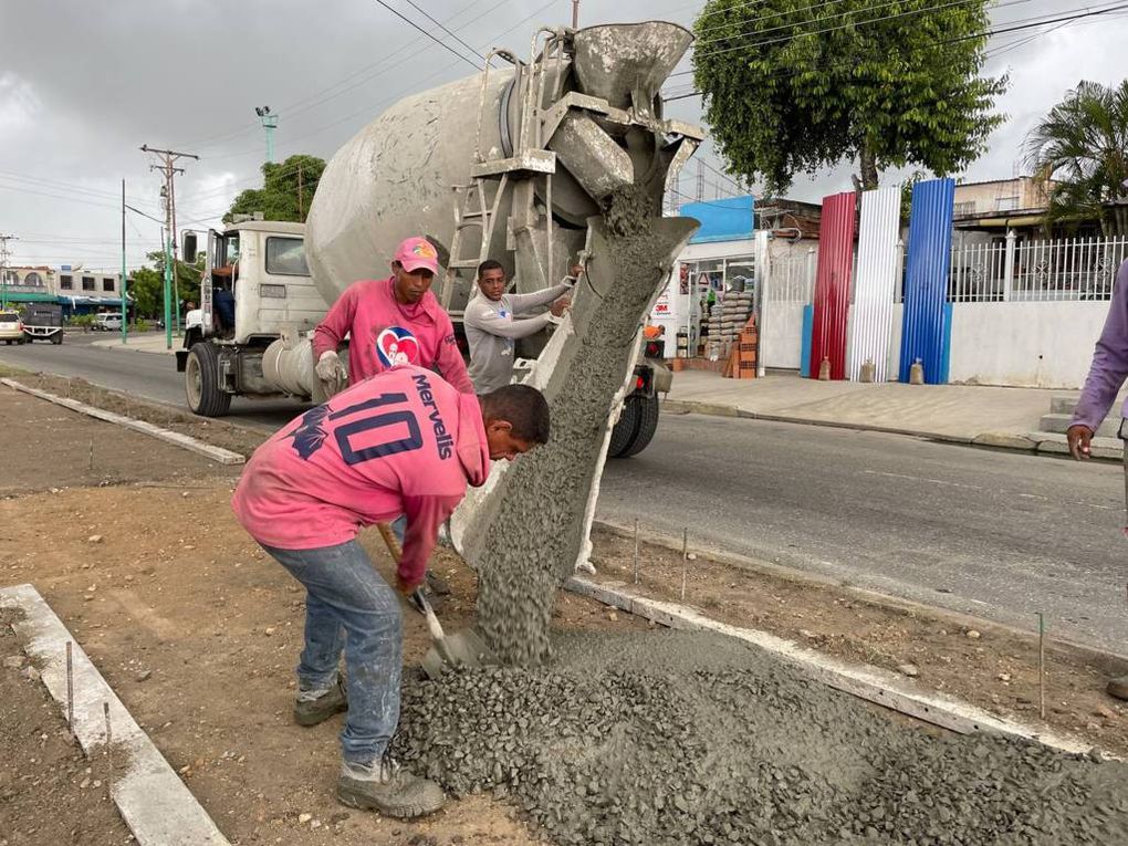 Alcaldía reconstruye isla central de avenida Henry Ford en el municipio Los Guayos