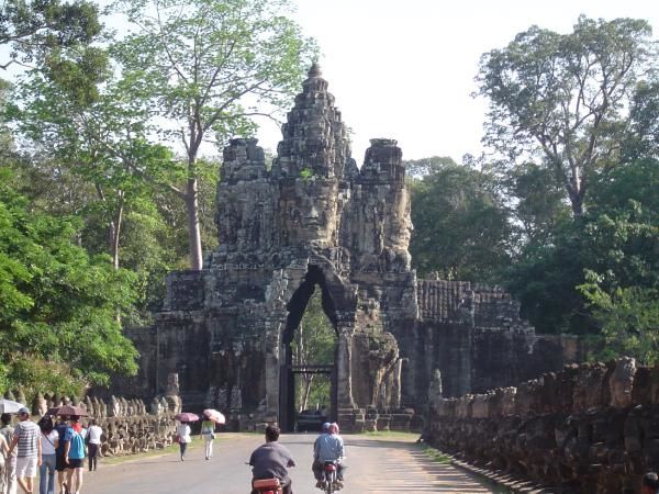 Très petit apperçu de notre été 2006 sur l'incroyable site d'angkor. Toujours les fameux marchés de Phnom Penh.Enfin Sihanoukville et ses plages desertes.