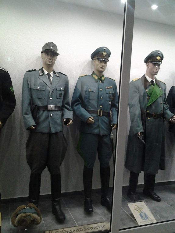 MUSEE sur la SECONDE GUERRE MONDIALE a LA WANTZENAU - LES UNIFORMES -