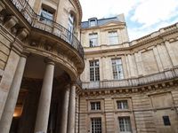 L'entrée, la coupe transversale (reconstitution réalisée par Du Seigneur) et la cour de l'hôtel de Beauvais.