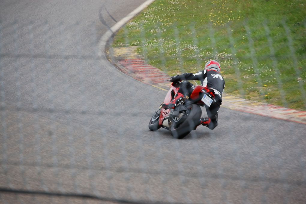 Premiers tours de piste pour Camille avec essai de la Ducati Panigale en version libre 195cv, ce qui ne la pas perturbé plus que ça...