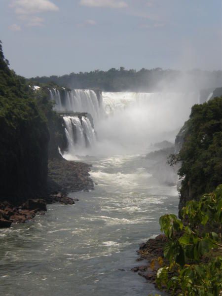 Dans la lumière d'une resplendissante journée d'été, les chutes d'Iguazu du côté argentin : des centaines de points de vue, dans un crescendo de beauté qui atteint son apogée à la "Garganta del Diablo" ("Gorge du Diable"), où arc-en-ciel et