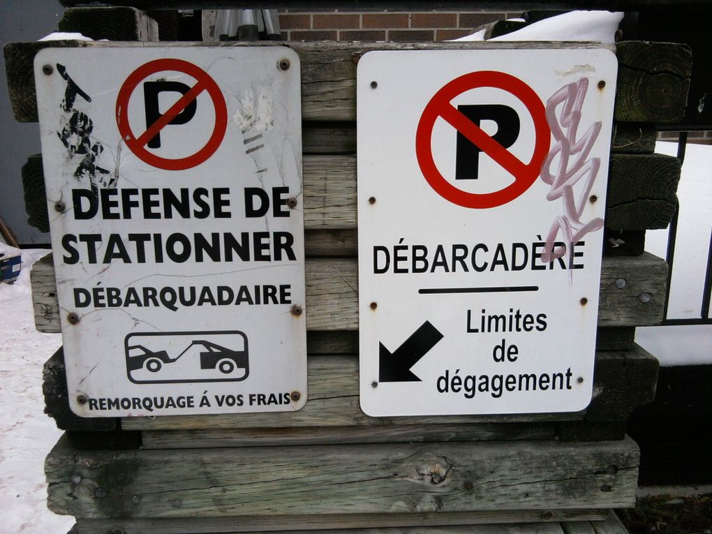 Sur des panneaux de signalisation ou des écriteaux.