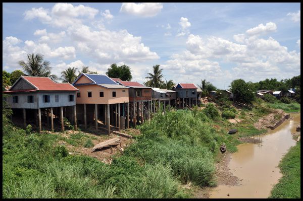 à l'inverse de Mouhot, j'ai dû d'abord passer par Phnom Penh pour aller à Udong. 
Détour à Kratie et l 'observation des dauphins de l'Irrawady faute de pouvoir trouver Brelum....