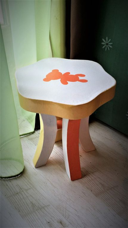 Table d'activités enfant en carton démontable et ses tabourets en carton démontables. 