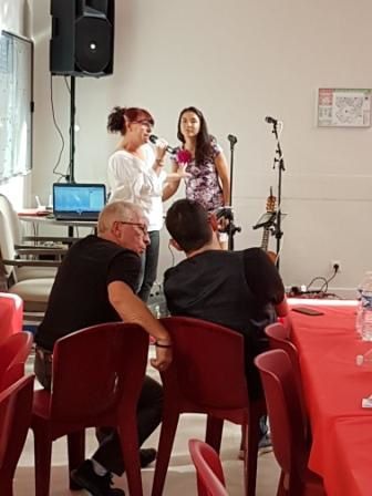 Applaudissement des résidents, des familles et de tout le personnel pour les 105 ans de Mme Molines.