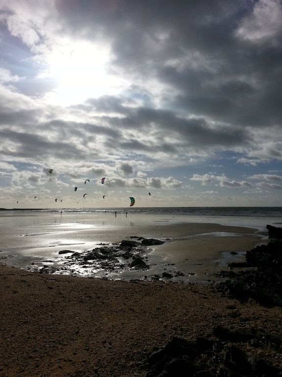 pêcheurs bretons sur la jetée, poissons sur le fil, le bol de la petite Lou, vol de kitesurf sur la plage de la Falaise, coucher de soleil