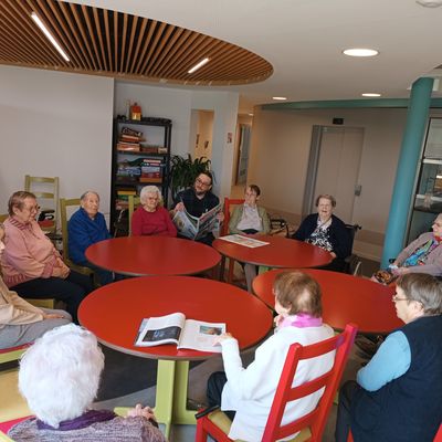 Lundi matin lecture du journal à la Roseraie 