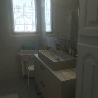 Une petite salle de bain toute de grise vêtu