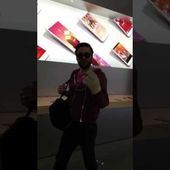 Un mec détruit un Apple Store avec une boule de pétanque PARTIE 1