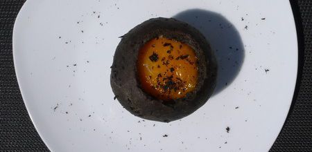 Oeuf en brioche noire aux algues, avec ou sans caviar...