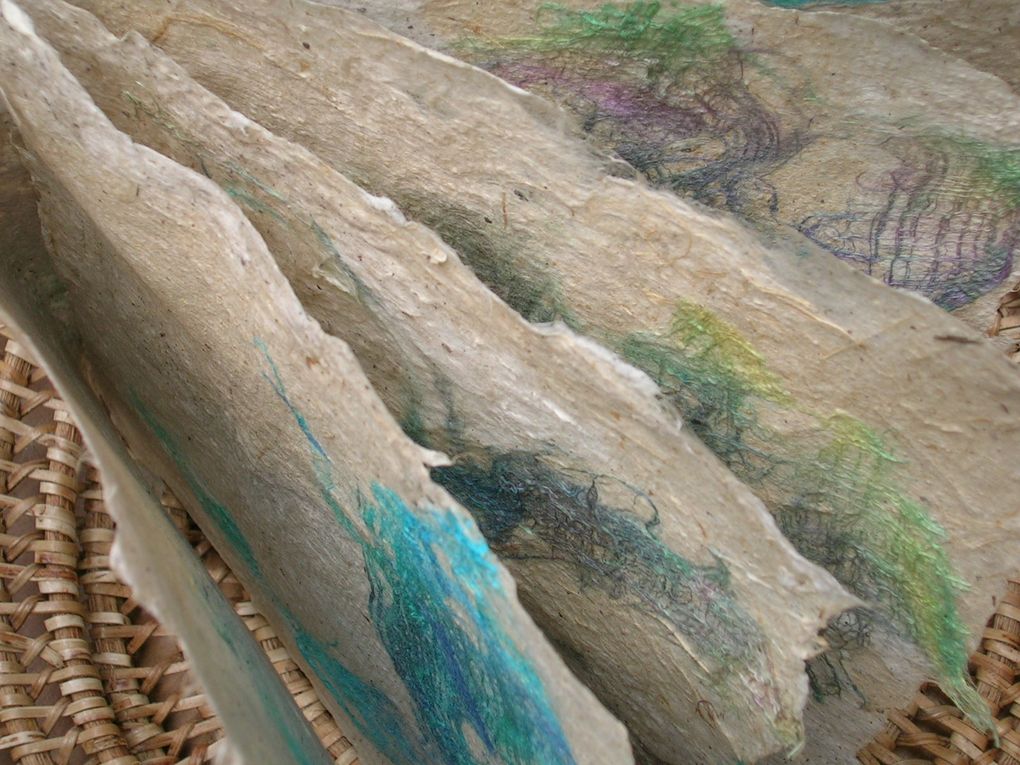 livres  de fibres de kozo et gampi (japonaises)  avec des inclusions de fibres teintes 