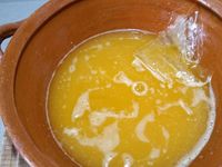 2 - Essorer bien la gélatine et l'incorporer à la pulpe de mandarines et mélanger jusqu'à ce que la gélatine soit bien intégrée à la pulpe. Fouetter la crème fleurette très froide et le sucre restant. Préparer un récipient dans lequel verser un fond de rhum ou de fleur d'oranger.
