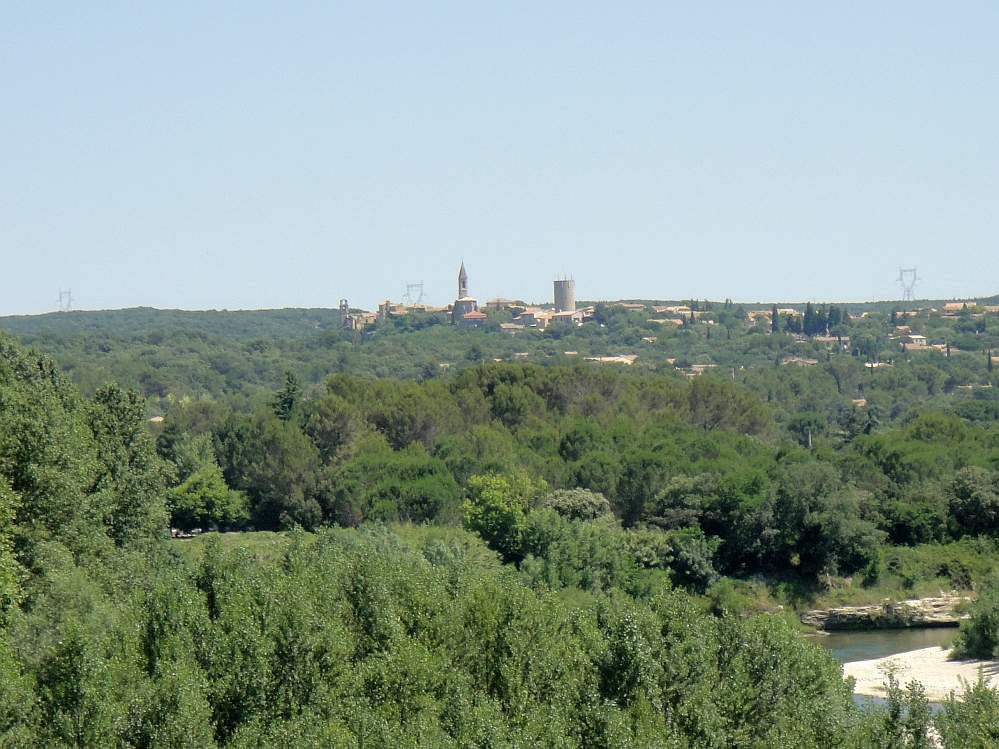 CASTILLON DU GARD Magnifique village médiéval, perché