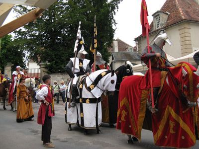 La fête du Roi chaussé à Semur en Auxois