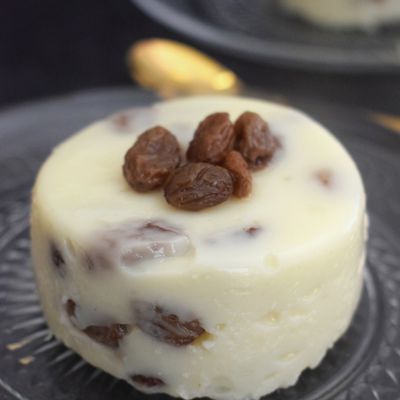 Crème vanille démoulée, raisins secs au rhum